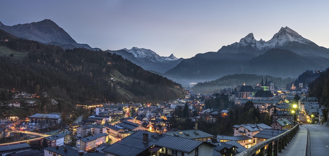 Blick über ein Dorf im Alpenvorland